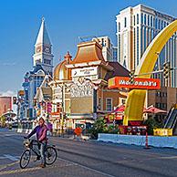 Eenzame fietster op de lege Las Vegas Strip tijdens de COVID-19 pandemie, Clark County, Nevada, USA